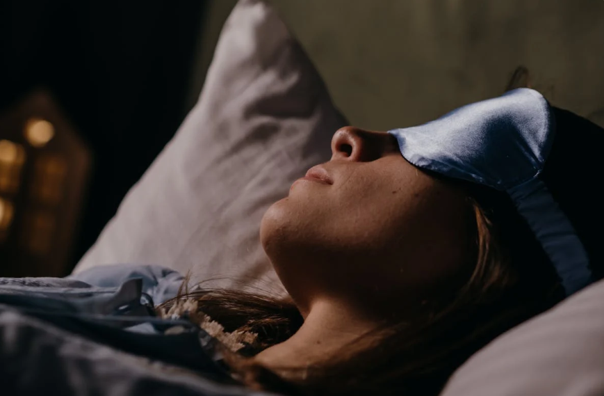 수면 안대를 착용하고 편안하게 잠든 여성의 모습