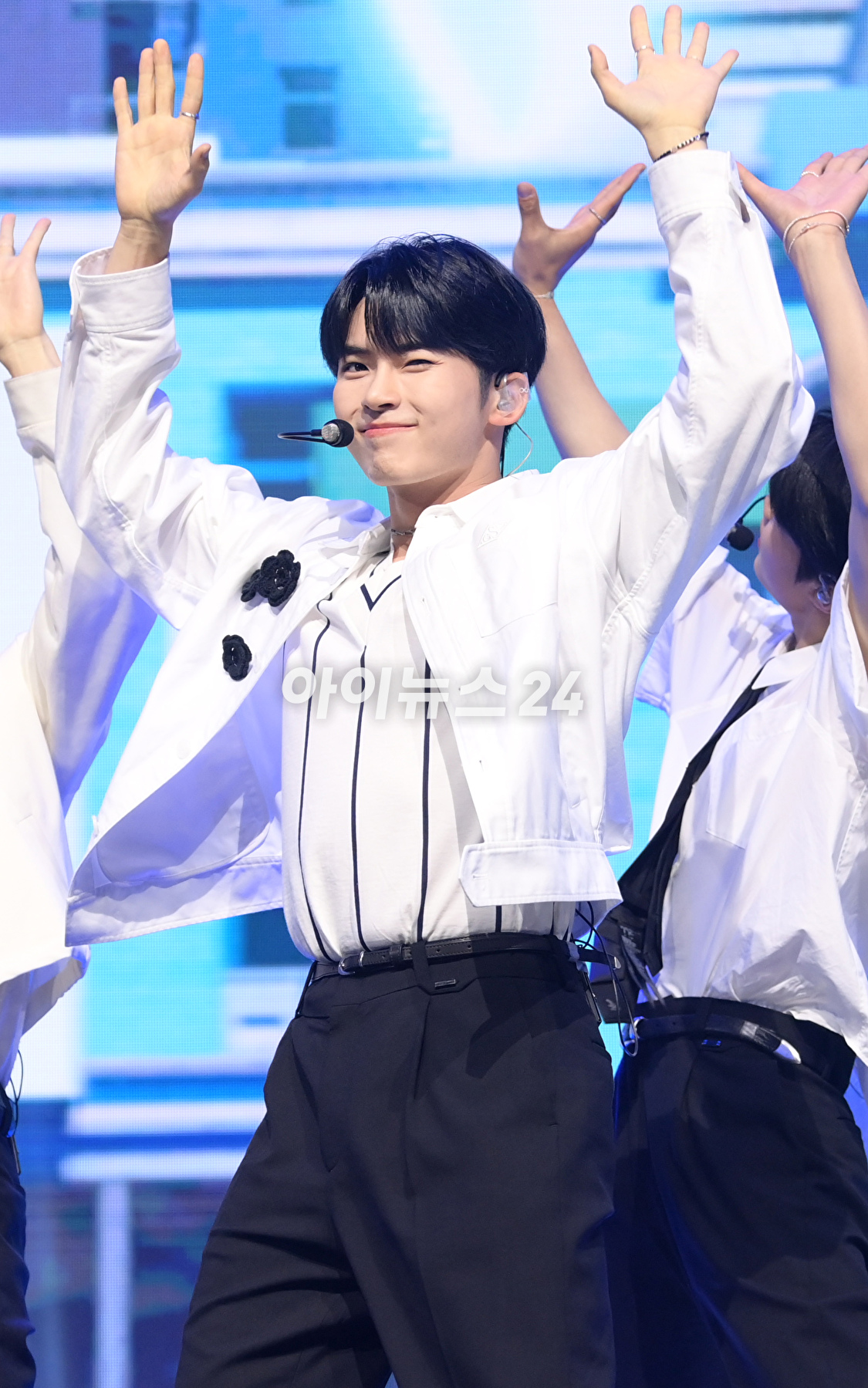 그룹 제로베이스원 성한빈이 10일 오후 서울 광진구 광장동 예스24라이브홀에서 열린 제로베이스원(ZEROBASEONE) 데뷔 쇼케이스에서 멋진 무대를 선보이고 있다. [사진=정소희 기자]