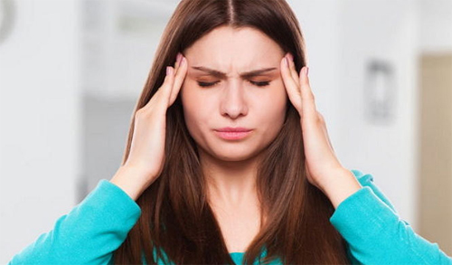 관자놀이에-손을대고-괴로워하는-여자