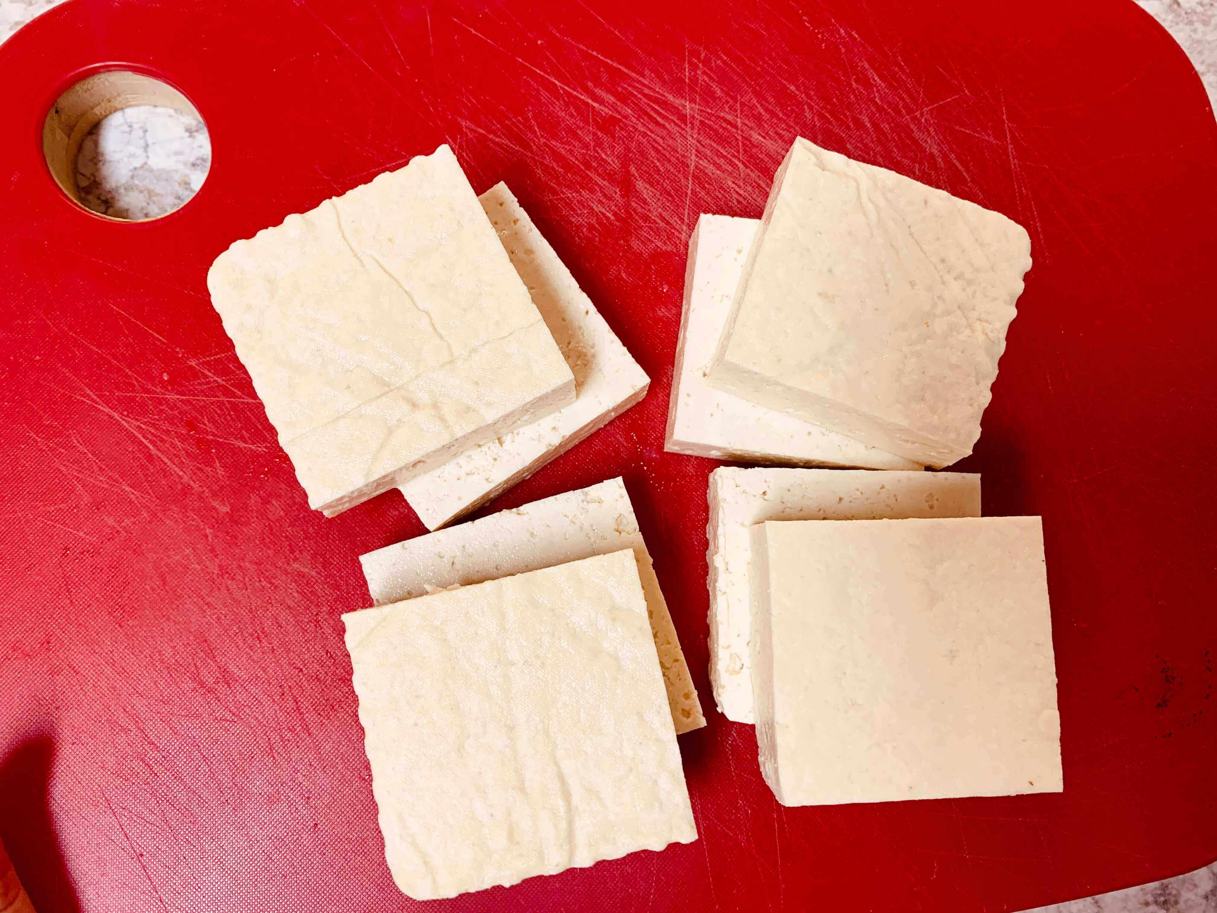 빨간-도마-위-정사각형-네모-크기의-두부가-잘린-모습