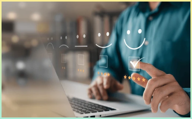 고객 만족도 조사 개념, 사용자는 온라인 애플리케이션을 통해 서비스 경험을 평가하고, 고객은 서비스 품질을 평가하여 사업 평판 평가로 이어질 수 있다는 의미의 사진.