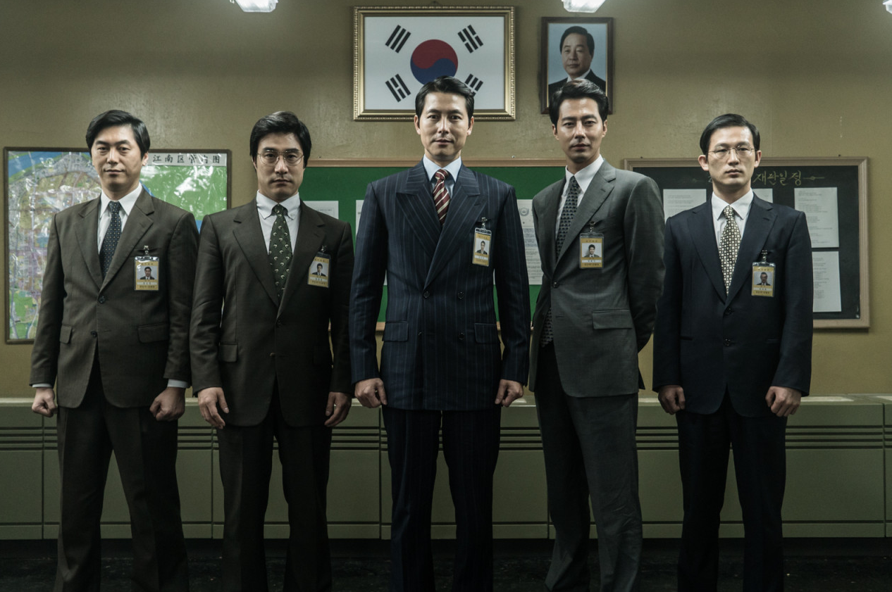 태극기와 대통령 사진이 걸린 검찰청 사무실 앞에서 신분증을 단 검사 다섯 명이 나란히 서 있는 장면