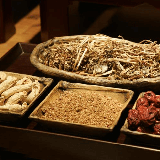 여러가지 전통 약재가 놓여 있는 모습
