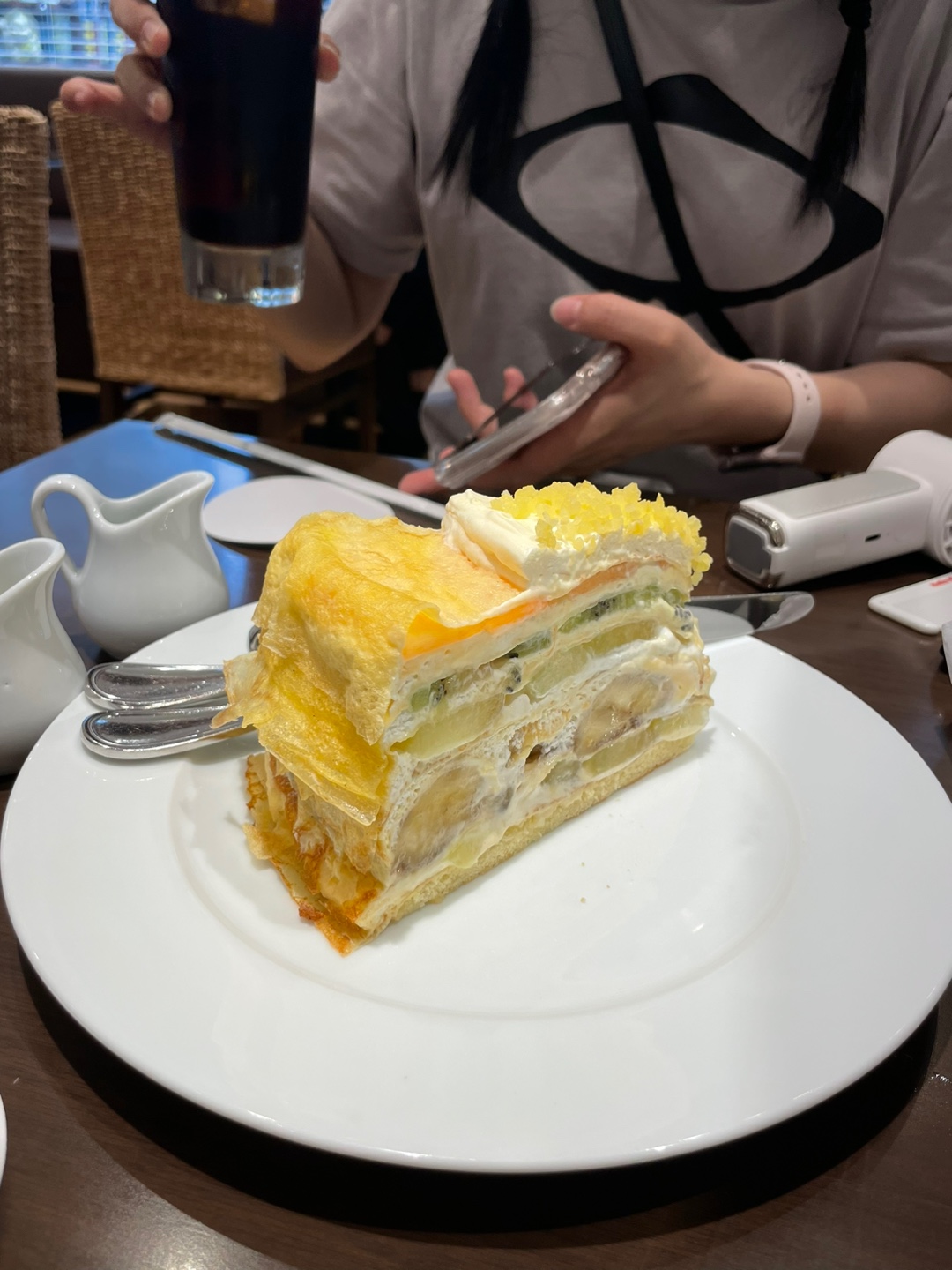 허브스(HARBS)의 시그니처 과일 밀크레이프