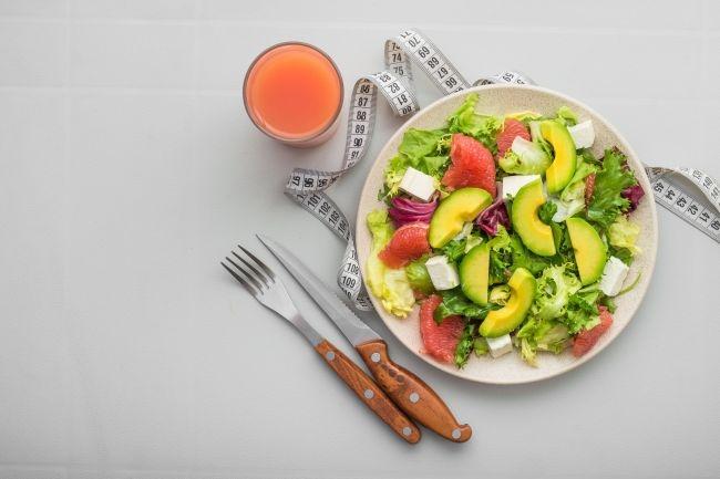 다이어트식이 차려진 식탁의 모습