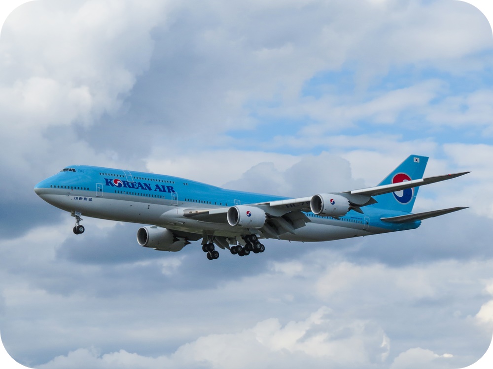 대한항공-B747-8I-여객기-구름낀-하늘-비행중