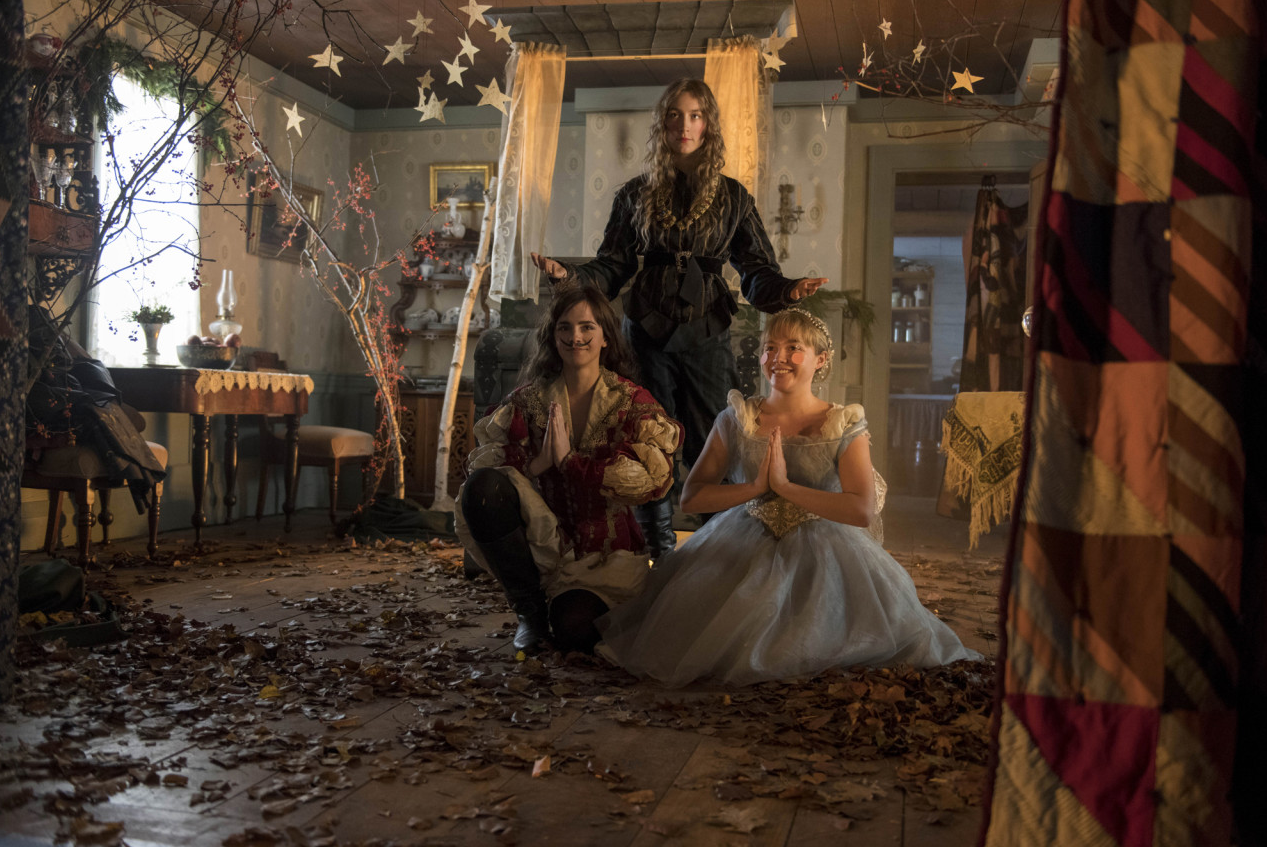 낙엽과 종이별로 꾸며진 실내에서 자매들이 코스튬을 입고 연극 공연 후 포즈를 취하고 있는 장면