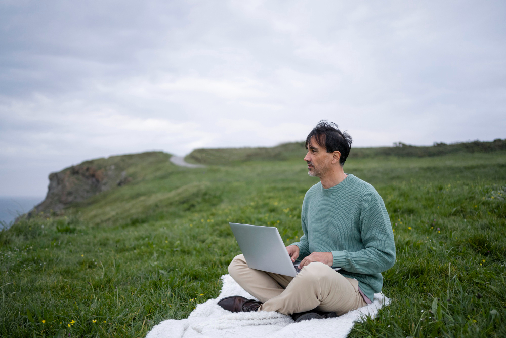 nomad-man-traveling-with-family
