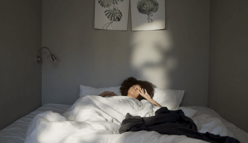 침대-잠자는사람