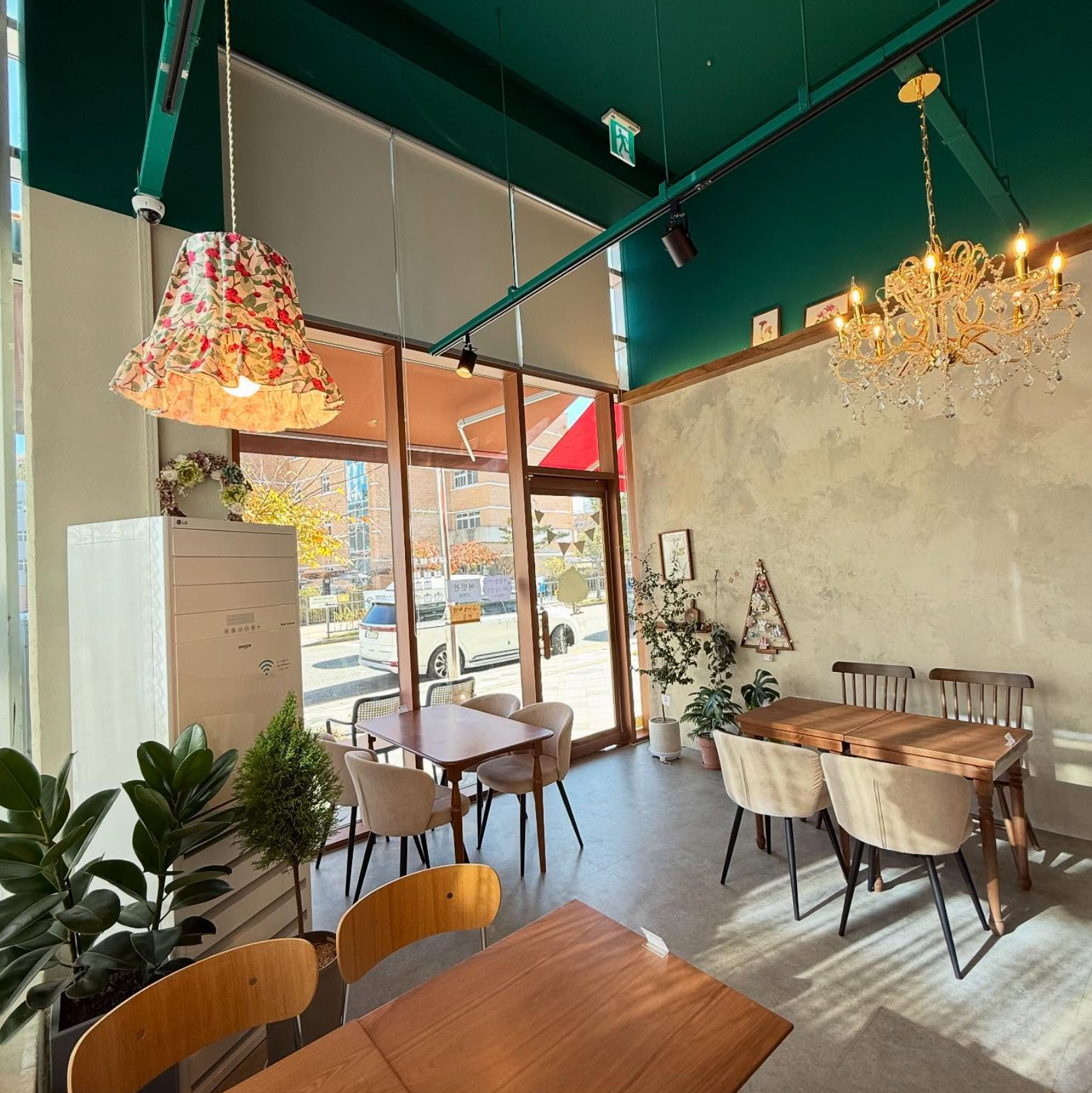 작지만 포근한 감성 카페