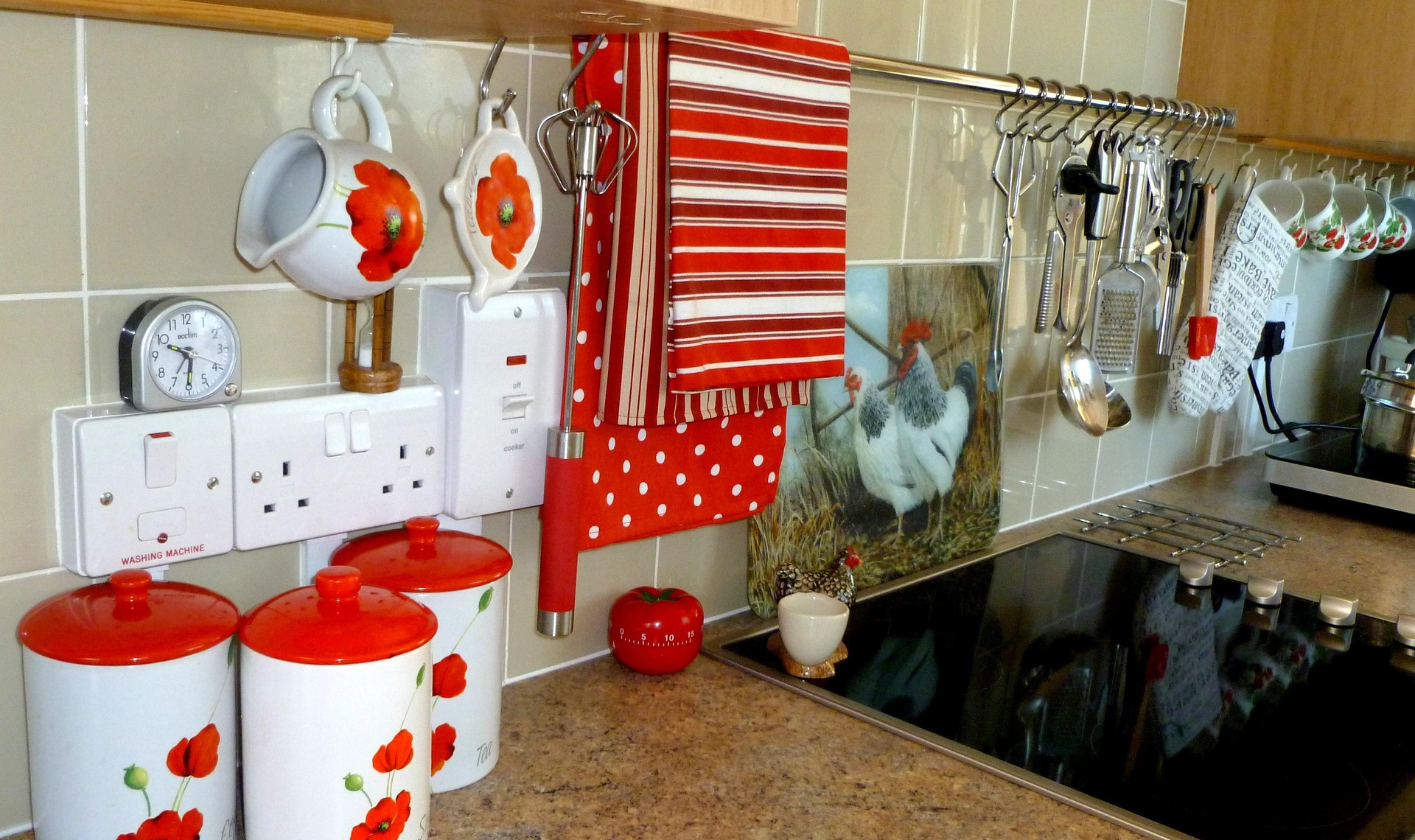 주방기기가 잘 정돈된 사진