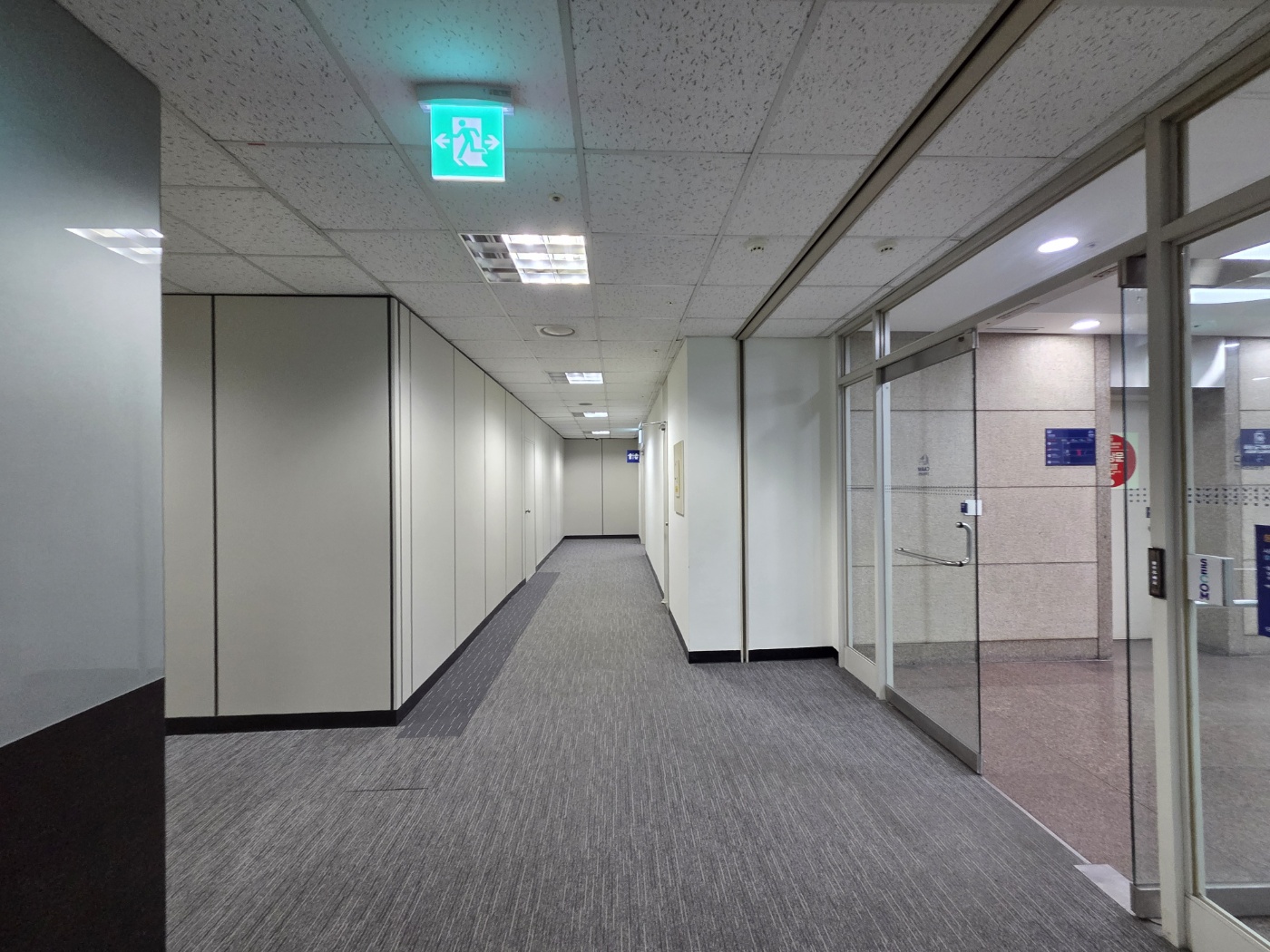 빌딩 내부_사무실 복도 전경 이미지