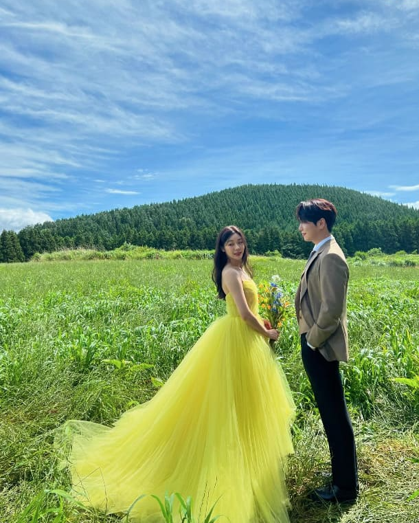 김연아 고우림 비밀연애 시절을 공개한 노란 드레스를 입은 김연아와 투톤