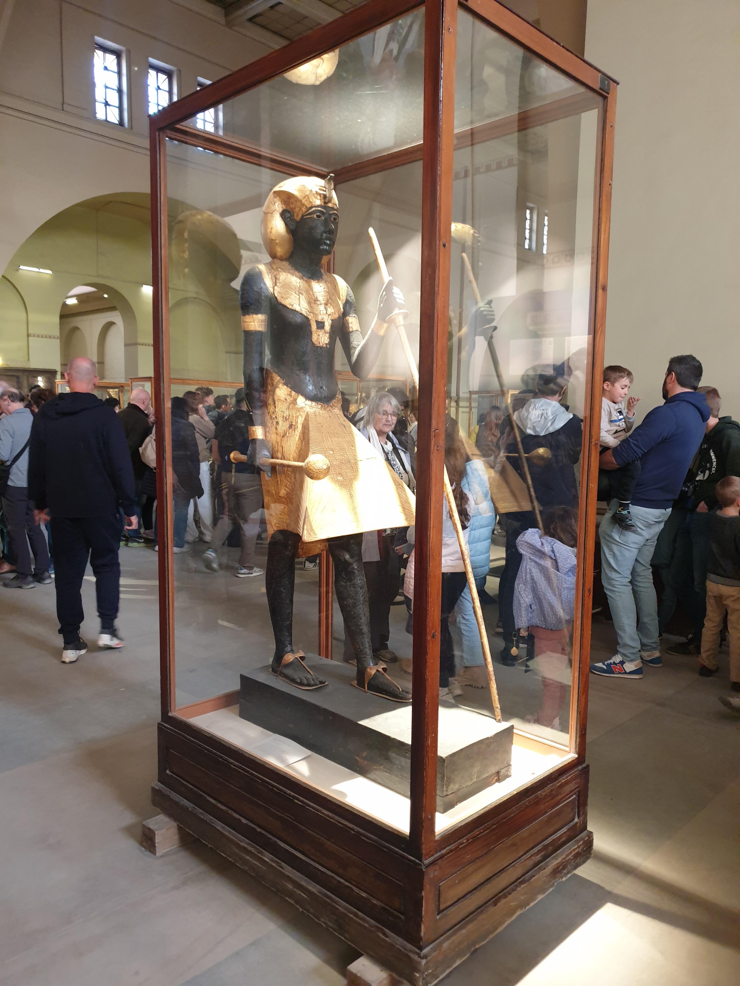 투탕카멘으로 추정되는 조각상