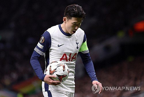토트넘 홋스퍼의 주장 손흥민이 또다시 부진한 경기력을 보이며 팬들과 현지 언론의 뭇매를 맞고 있다.