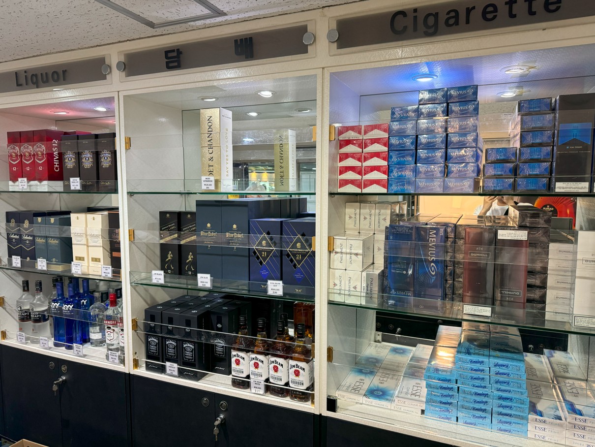 두원상선 크루즈 면세점 상품 담배와 술 사진