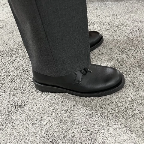 슬랙스와 함께한 러프 더비 착용 사진 옆모습