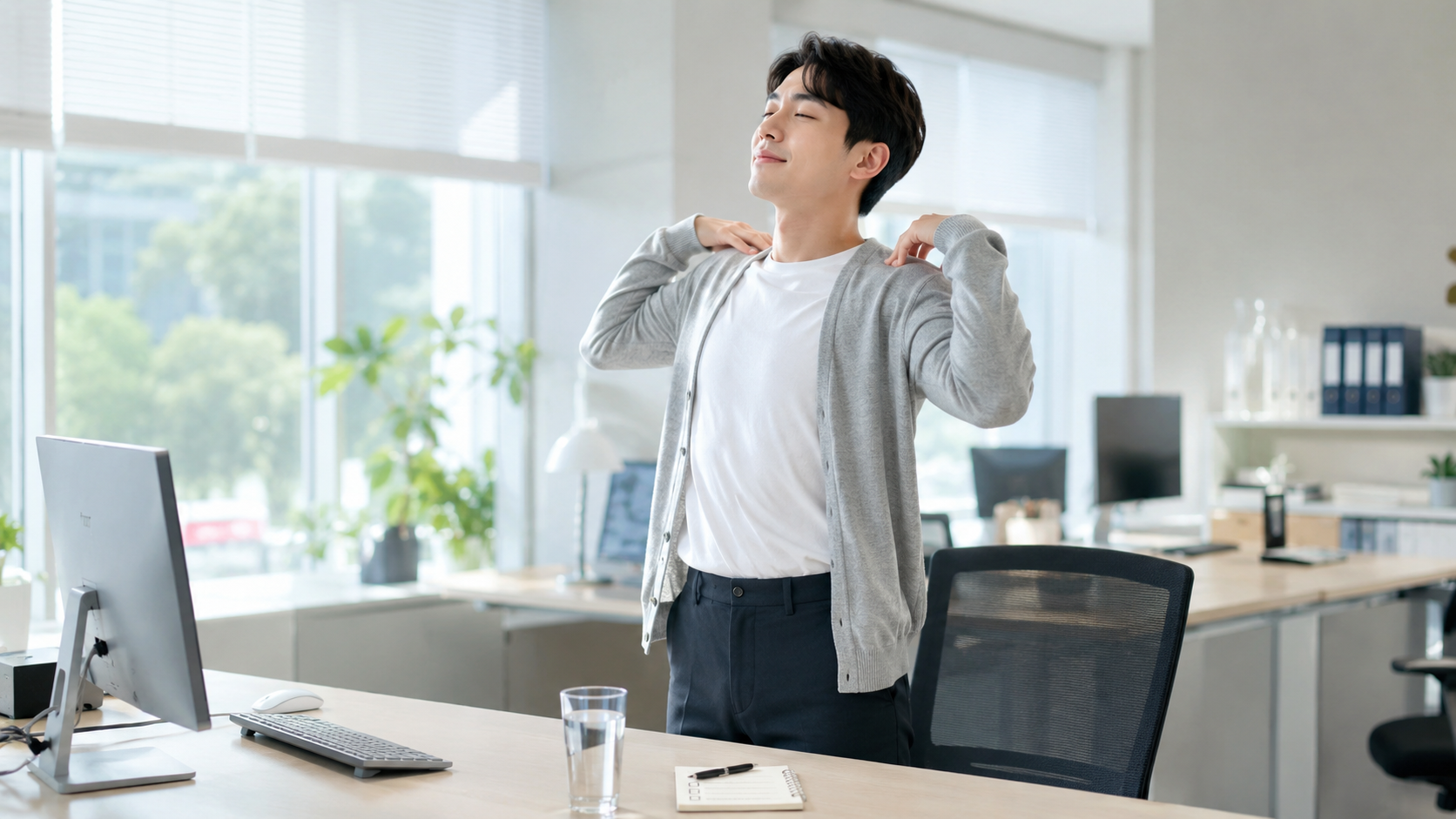 사무실에서 에어컨 바람이 강해 가디건을 준비하고 송풍구 방향을 확인하는 모습