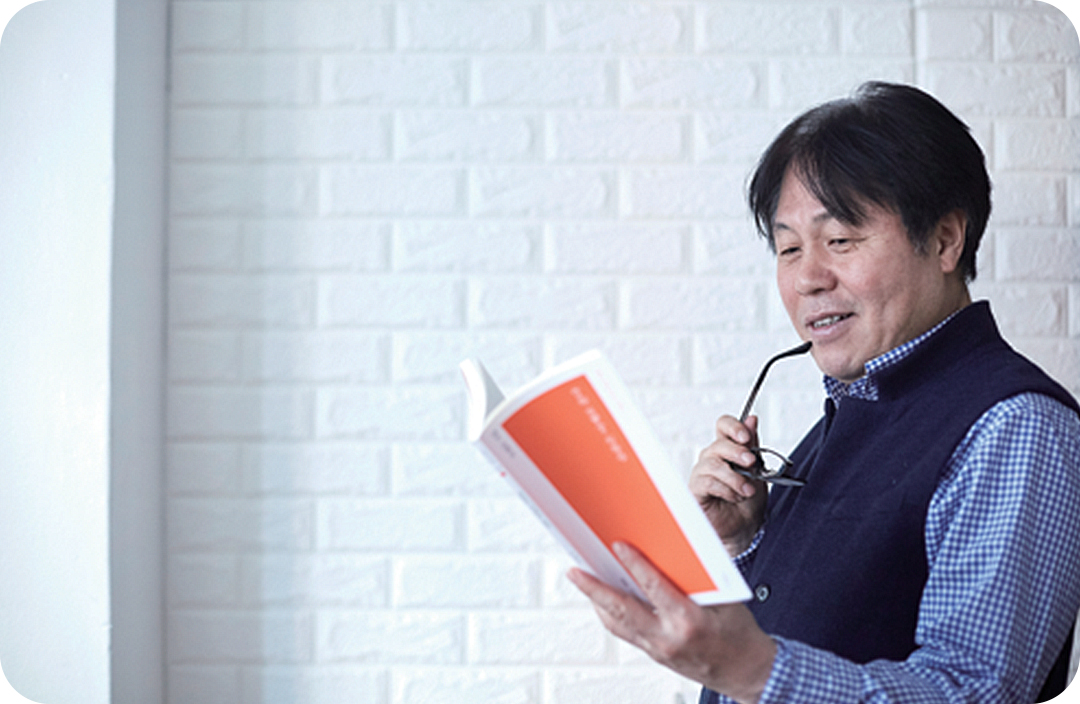 #본인의 시집을 읽고있는 이재무 시인