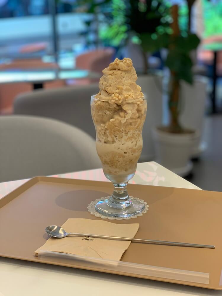 이쁜 컵에 담겨있는 오곡 프라페