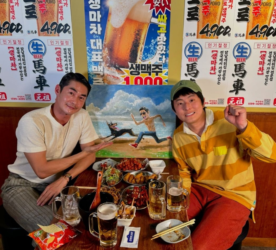 배정남 기안팔사 벨 반려견 그림 선물 받고 맥주 한잔하는 모습