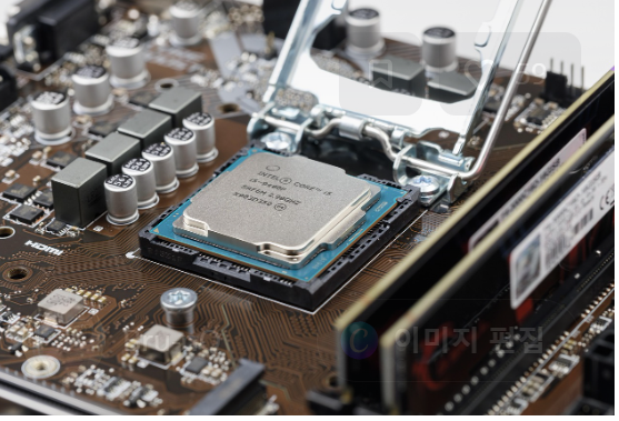 캡처 도구 편집기에서 텍스트 작업 버튼을 누르고 이미지 속 글자를 복사하는 화면