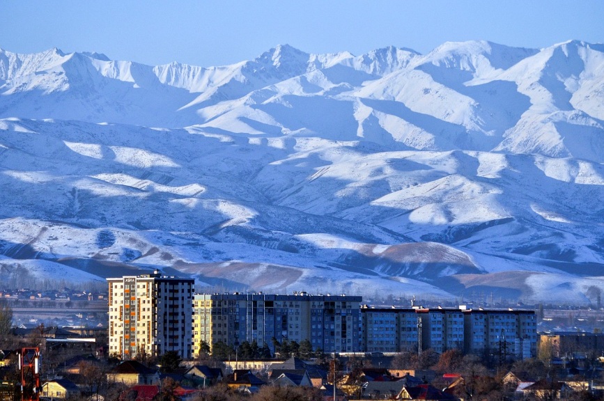 눈 덮인 거대한 천산산맥을 배경으로 한 키르기스스탄 비슈케크 도심 아파트와 주택가 전경
