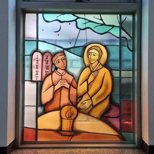 사진은 서울 방배4동성당 안에 있는 스테인드글라스로서 예수님과 니코데모 성인과의 대화장면입니다. 요한복음 3장 1절에서 21절까지 내용을 표현한 것이지요.