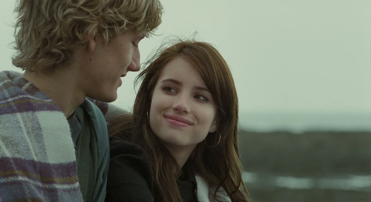 영화 와일드 차일드에서 데이트를 즐기고 있는 남자 여자 주인공