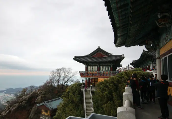 멀리서 바라보는 보리암 전경