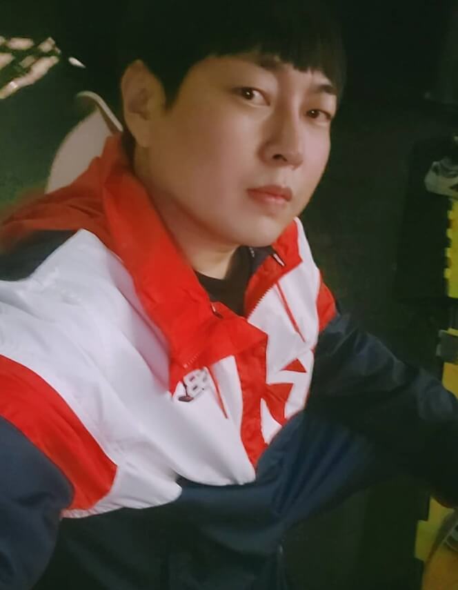 점퍼를입은-남성의모습