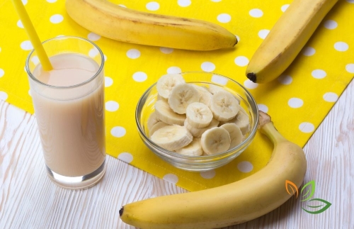 수면에 도움되는 바나나와 따뜻한 우유 야식 - 멜라토닌과 트립토판이 풍부한 숙면 간식 VIA CANVA