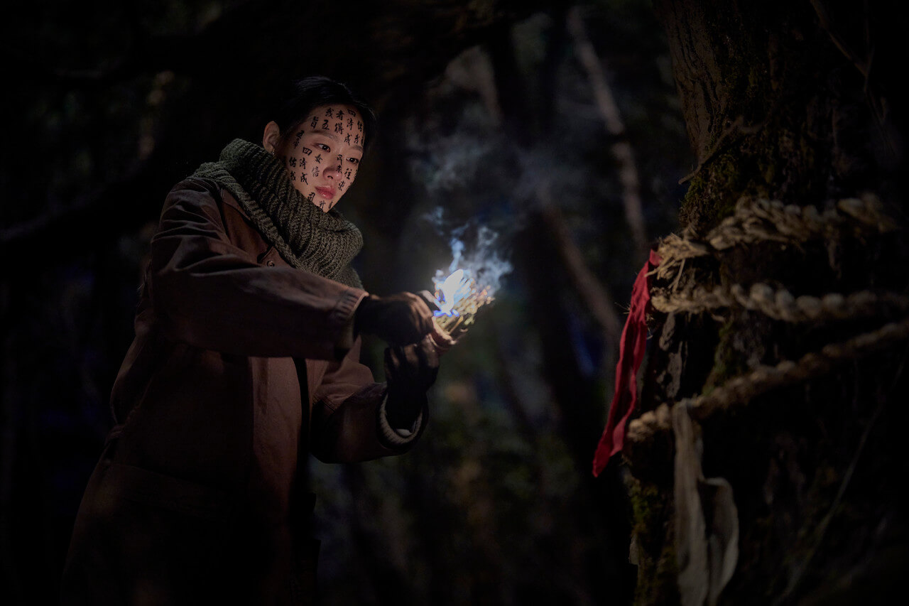 얼굴에 경문을 쓰고 불을 붙이고 있는 화림