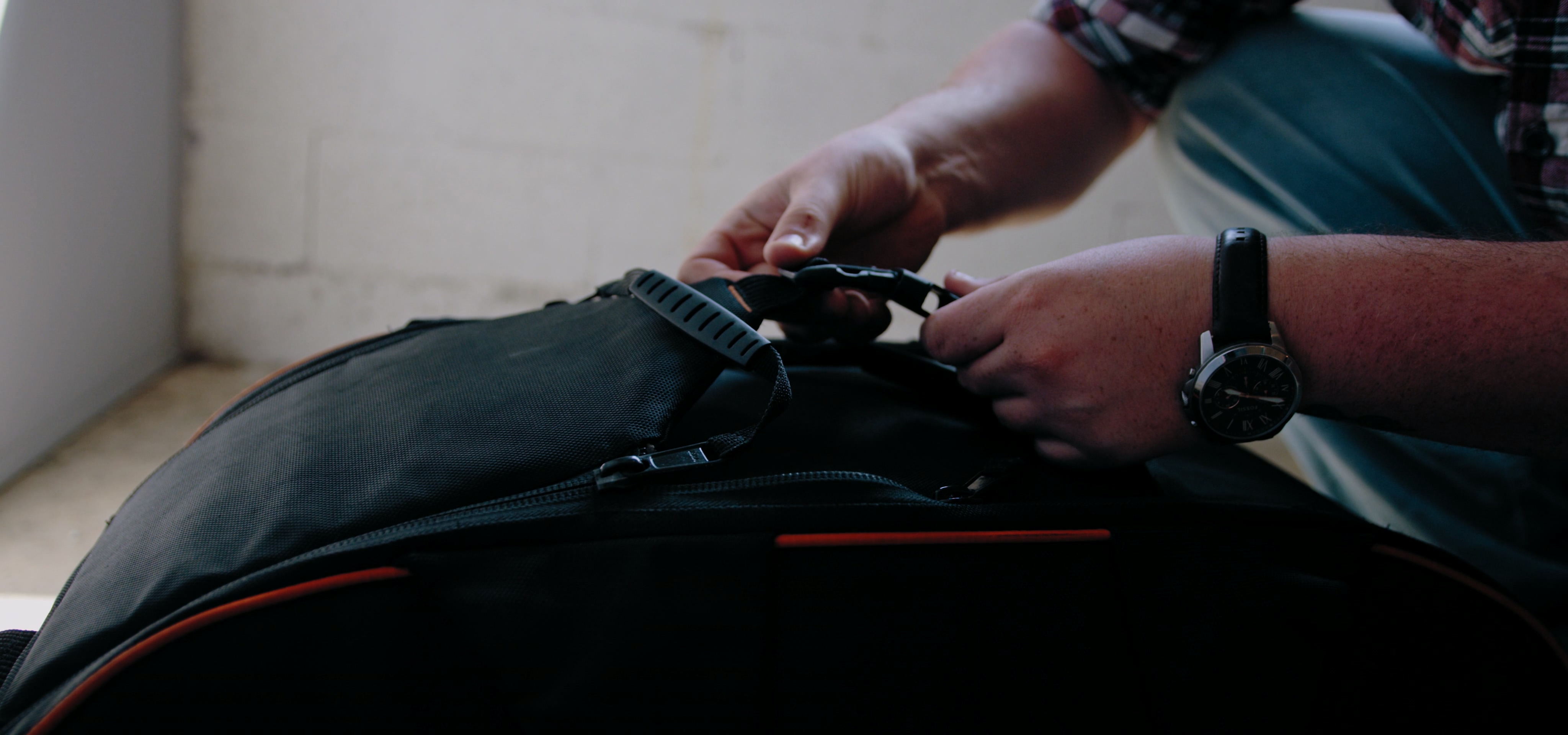 일본 여행 준비 중 유의사항과 고려사항을 위해 준비를 하는 사람의 이미지