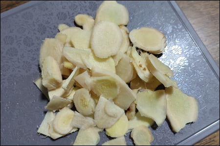 생강 편 자르기