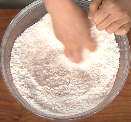 한국의 떡 종류 살구떡-골고루 섞는댜.