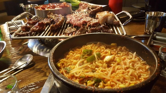 퓨린 함량이 높은 통풍 유발 음식 라면과 고기