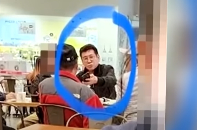 미국 식당에서 포착된 조형기의 근황 사진입니다.