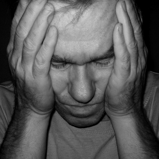 눈감고 있는 남자 사진