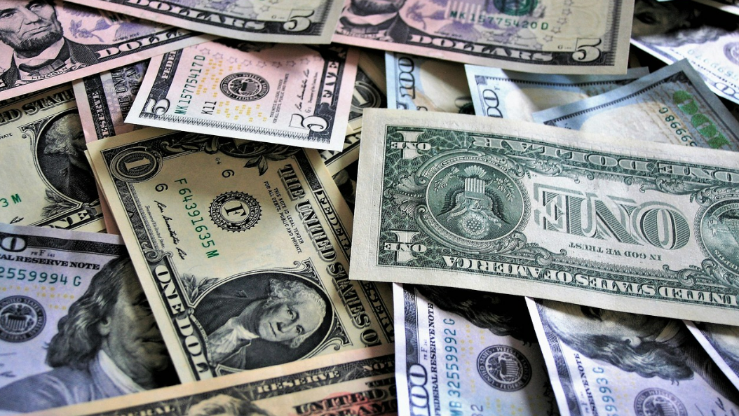 1달러, 100달러 등 여러 달러가 겹쳐진 상태