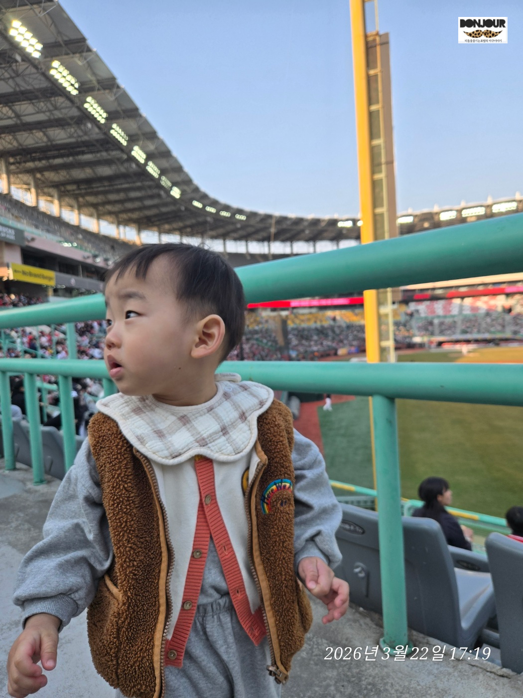 2026 시즌 랜더스필드 경기장 전경과 방문한 아들사진