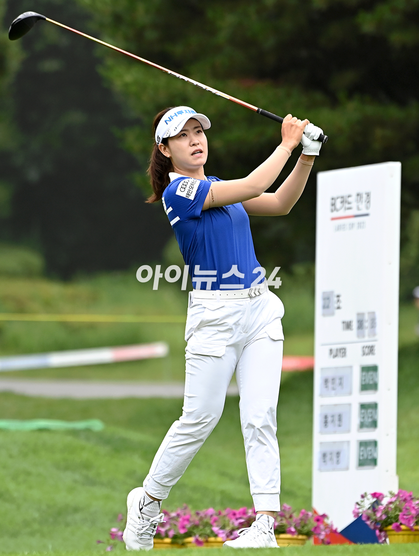 박민지(25·NH투자증권)가 한국여자프로골프(KLPGA) BC카드·한경 레이디스컵(총상금 8억원)에서 짜릿한 역전 우승으로 타이틀 방어에 성공했다. 대회 최종 3라운드에서 버디 6개와 보기 한 개를 묶어 5언더파 67타를 기록했다.박민지가 경기를 마무리하고 있다. [사진=곽영래 기자]