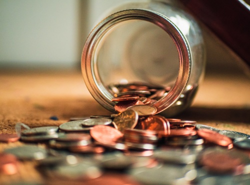 유리병에서 쏟아져 나오는 동전