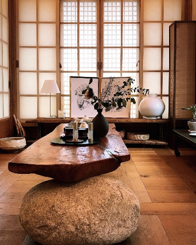 어린 시절 집안 분위기를 떠올리게 하는 오래된 거실과 고정된 가구 배치