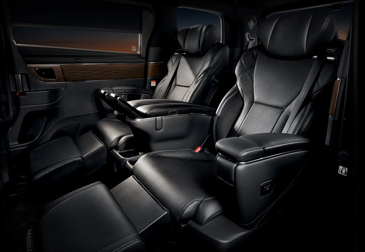 토요타 알파드 하이브리드 차량 이미지