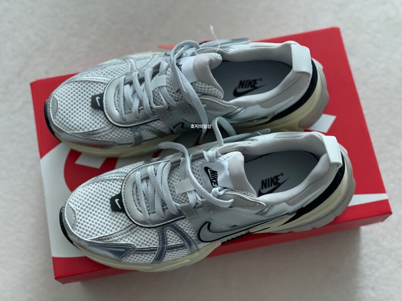나이키 V2K 런 서밋 화이트 메탈릭 실버 240