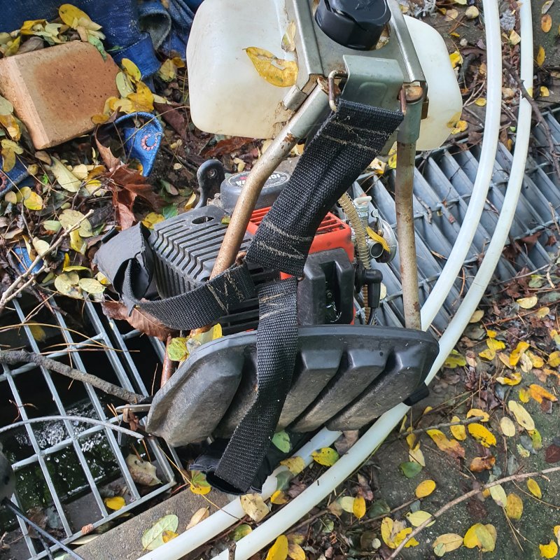 벌초에-사용되는-예초기