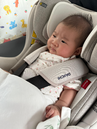 우리 아기 카시트에 누워 있는 모습
