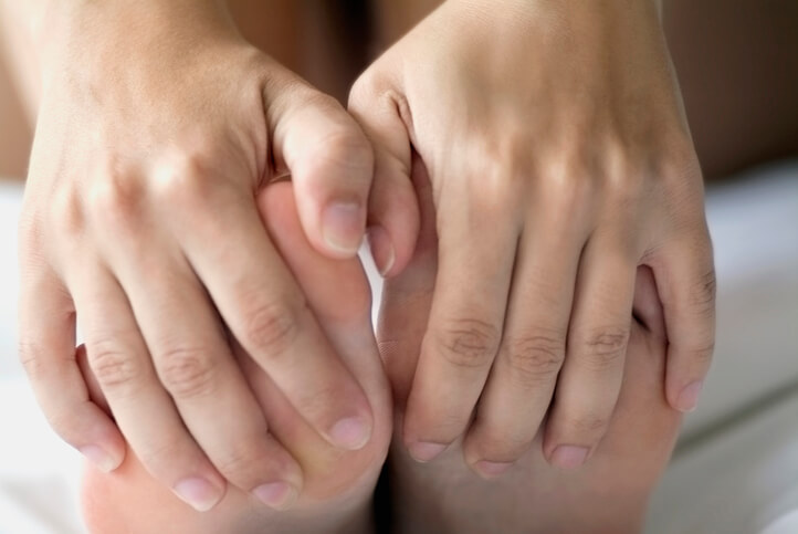 발가락을 앞으로 당겨 스트레칭 하는 사진