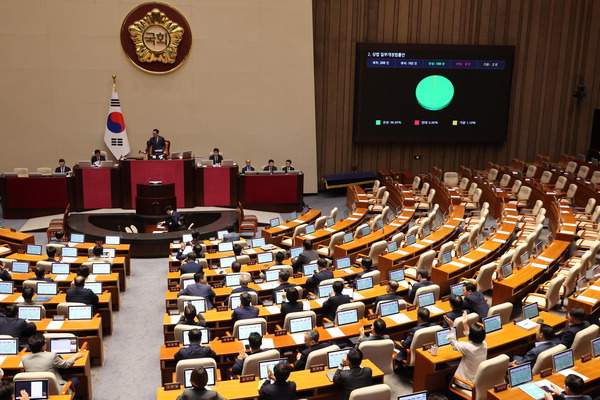 2025 국회 통과 &lsquo;노란봉투법&rsquo; 한눈에. 사용자성(원청 교섭), 손해배상 제한, 방위 목적 면책, 책임 개별화와 부칙(공포 후 6개월 시행)까지.